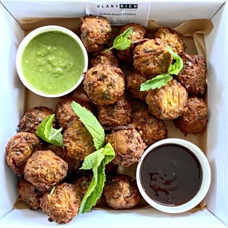 Yellow lentil and onion fritters, tamarind sauce (20)